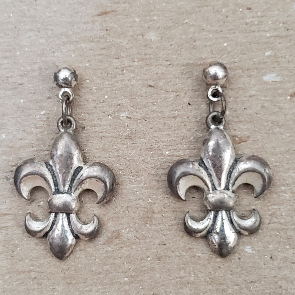 Silver Vintage Fleur de Lis Dangly Stud Earrings - Picture 1 of 4